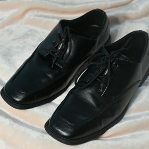Boys size 6 black dress shoes